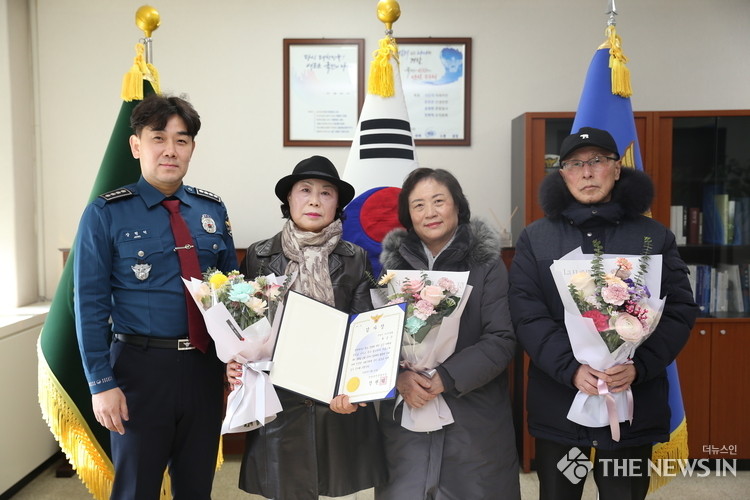 둘레길 순찰대’의 어르신 대원에게 감사장을 수여