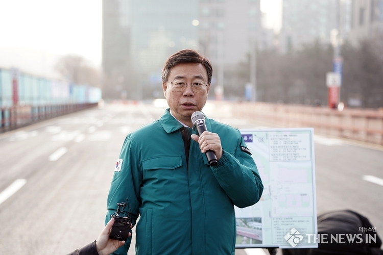 신상진 성남시장이 14일 수내교 분당방향 4차로 임시도로 개통 전 현장에서 브리핑을 하고 있다.