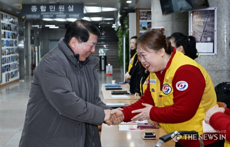 백경현 시장은 행사장을 찾은 공직자들과 봉사자들에게 감사를 전하며, 직접 헌혈에 참여한 직원들에게 격려의 말을 전고있다.