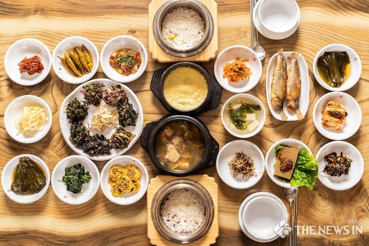 산에서 난 갖은 채소로 차린 백반 한 상