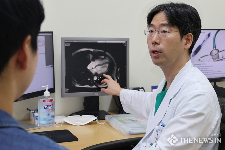 이상언 서울아산병원 심장내과 교수가 심근병증 환자를 진료하고 있다