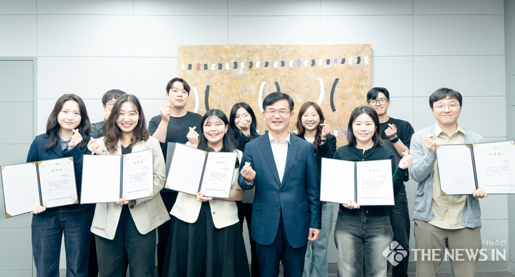 성남문화재단보드Y구성원들이 윤정국 대표이사와 기념촬영을 하고 있다