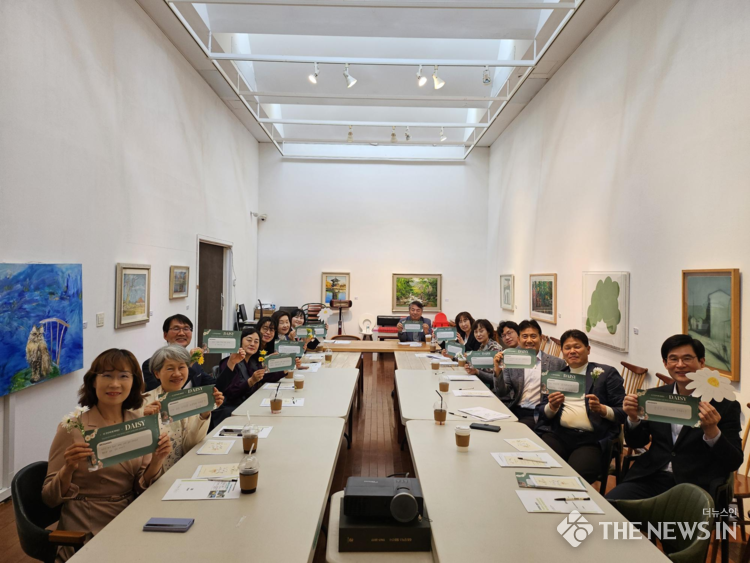 파주지역 초등교육전문위원 데이지 캠페인 진행 모습 사진제공=굿네이버스 경기2사업본부<br>