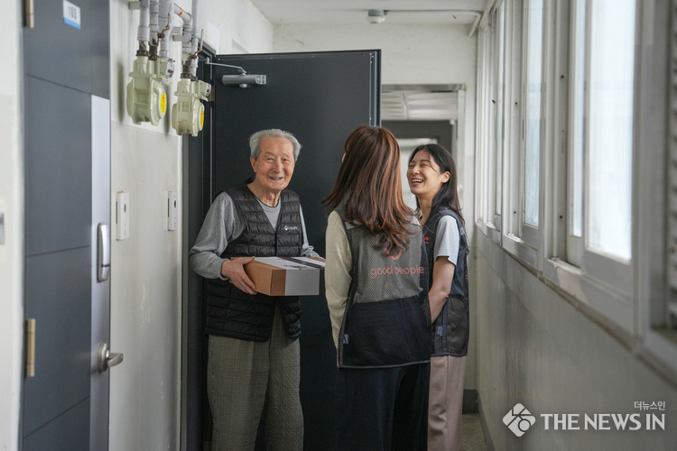 사진: 굿피플 대구경북지부 직원들이 국가유공자 박춘섭 님(가명)에게 무궁화 선물함을 전달하고 있다. 출처: 굿피플