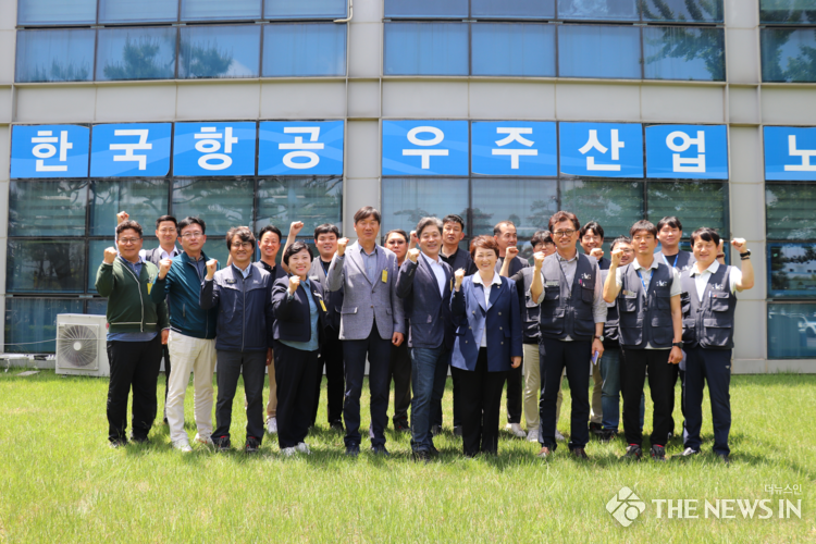 더불어민주당 이재명 대선 후보 공동선대위원장이자 후보직속 경제성장위원장 이언주 최고위원이 20일 경남 사천 항공우주산업(KAI)을 방문해 경청투어를 이어갔다.