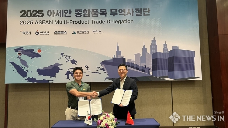 THIEN NHAN TECHNICAL EQUIPMENT COMPANY LIMITED(좌)와 아스가드 주식회사(우)가 MOU를 체결하는 모습이다. 출처 : 아스가드 주식회사