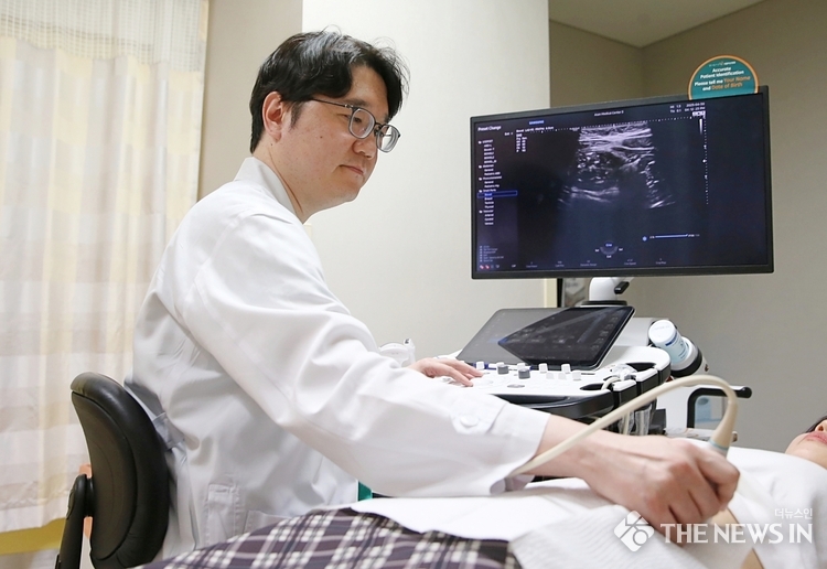 서울아산병원 염증성장질환센터 황성욱 교수(소화기내과)가 염증성장질환 환자에게 장초음파 검사를 시행하고 있다.