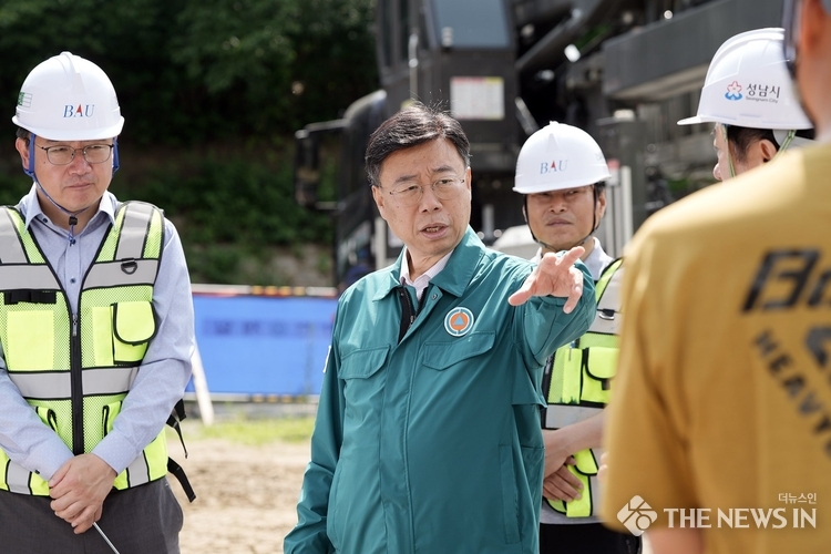 신상진 성남시장이 21일 탄천 교량 복구 공사 현장 점검을 벌이고 있다