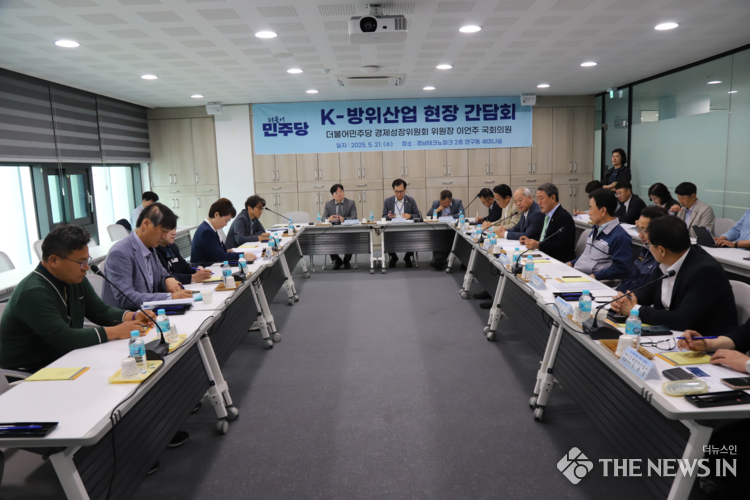 이언주 공동선대위원장(최고위원‧후보직속 경제성장위원장)이 21일 경남 사천, 고성, 창원 등지를 방문해 서부 경남 경청투어를 이어갔다. 사진은 항공우주방위산업 종사자 간담회.