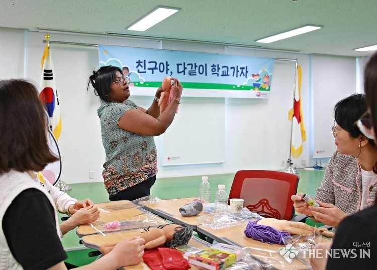 사진: 이레샤 톡투미 대표가 다문화가정 이주민 여성들에 모니카 인형 만들기 프로그램을 설명하고 있다. 출처: 대한적십자사 서울특별시지사