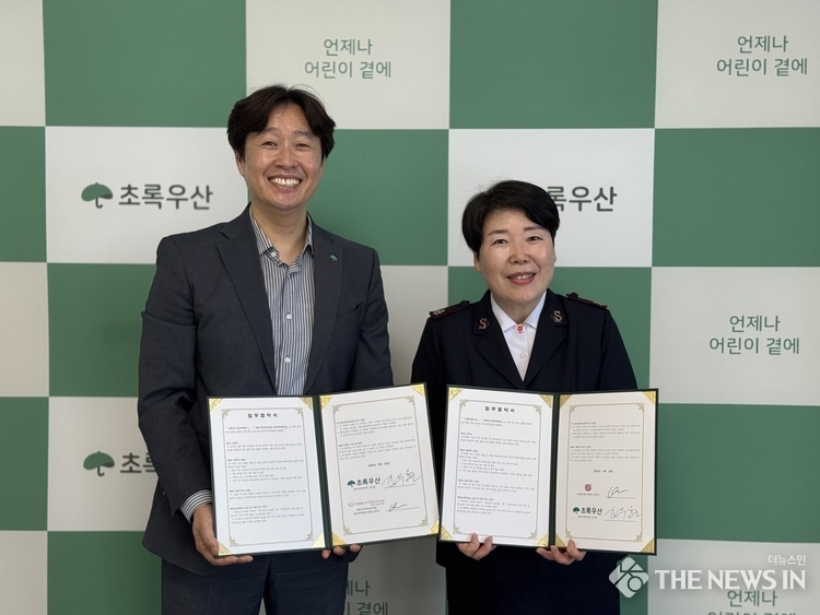 사진: 왼쪽부터 초록우산 충남지역본부 김우현 본부장, 구세군아름드리&1308위기임산부상담 충남지역상담기관 김미숙 원장) 출처: 초록우산 충남지역본부