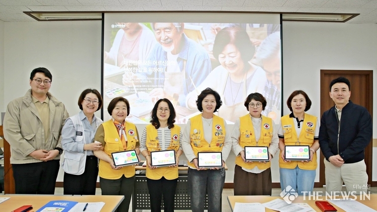 사진: 대한적십자사봉사회 중구협의회 봉사원이 실버에듀넷 어르신 생활교육서비스 프로그램을 기증 받았다. 출처: 대한적십자사 서울특별시지사.