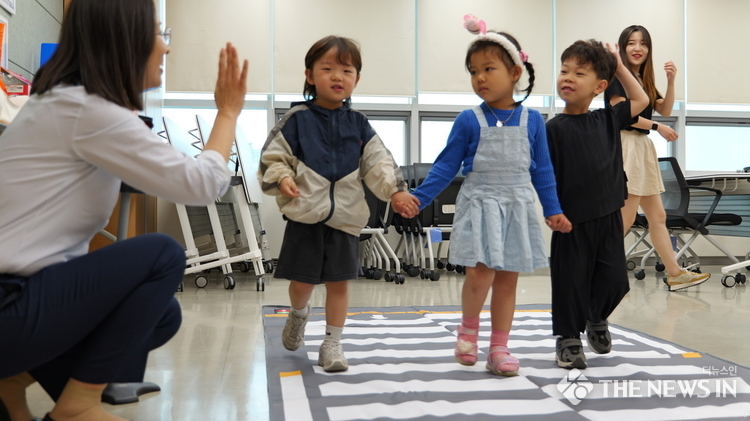 사진: 지역 아동들이 '교통안전' 실습교육을 받고 있다. 출처: 한국보건복지인재원