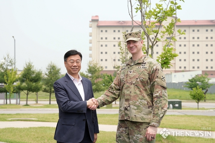 신상진 성남시장이 29일 평택 소재 주한미군 험프리스 기지를 방문해 라이언 K. 워크맨 기지사령관과 기념사진을 찍고 있다.