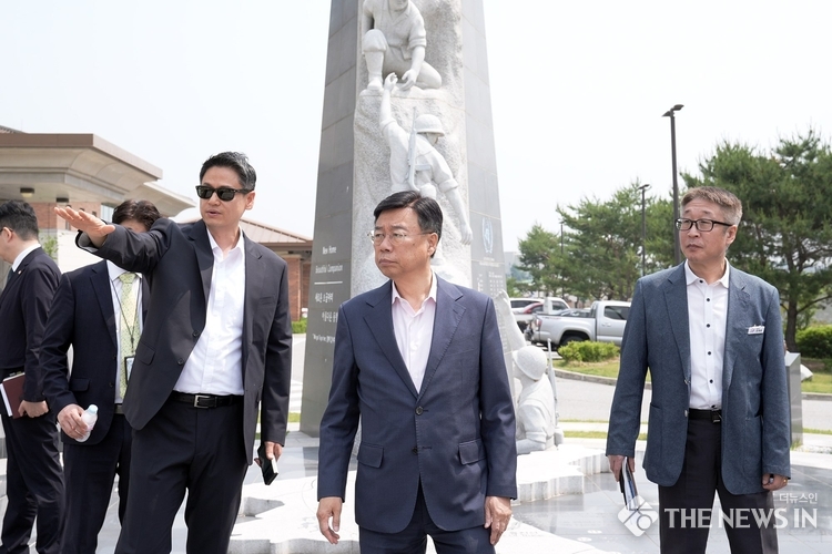 신상진 성남시장이 29일 주한미군 험프리스 기지사령관 초청으로 평택 기지를 방문해 설명을 듣고 있다.