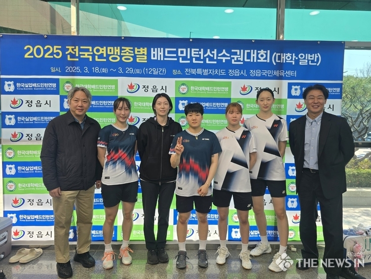 지난 3월 창단 후 첫 공식대회에 참가한 구로구청 여자 배드민턴팀 선수단이 ‘2025 전국연맹종별 배드민턴선수권대회’에서 기념 촬영을 하고 있다.