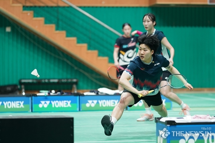 ‘2025 전국연맹종별 배드민턴선수권대회’에 출전한 구로구청 여자 배드민턴팀의 박지윤 선수(앞)와 전주이 선수(뒤)가 복식 경기에 임하고 있다.