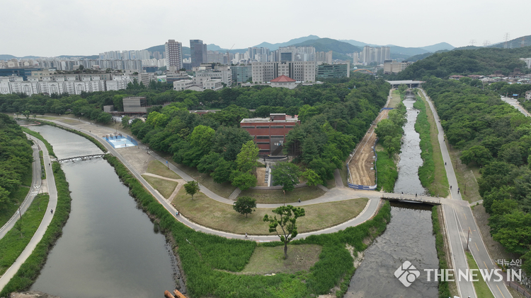탄천과 동막천 합류 지점에 있는 성남 두물길 전경