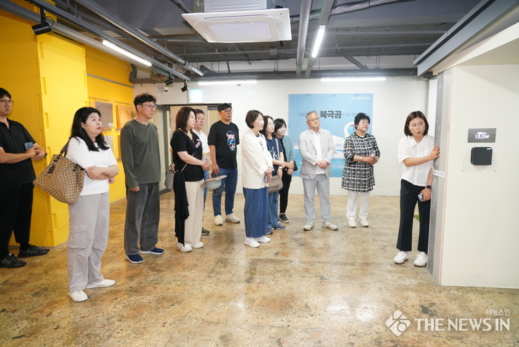 용인특례시의회 의원들이 전주 에너지센터 관계자로부터 설명을 들으며 센터를 둘러보고 있다.