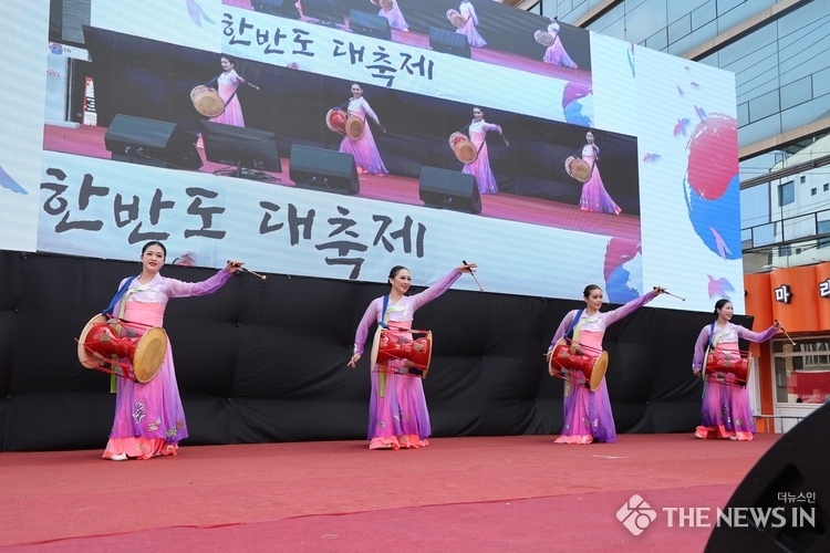 한반도 대축제에 평양예술단 장고춤 공연이 펼쳐졌다.