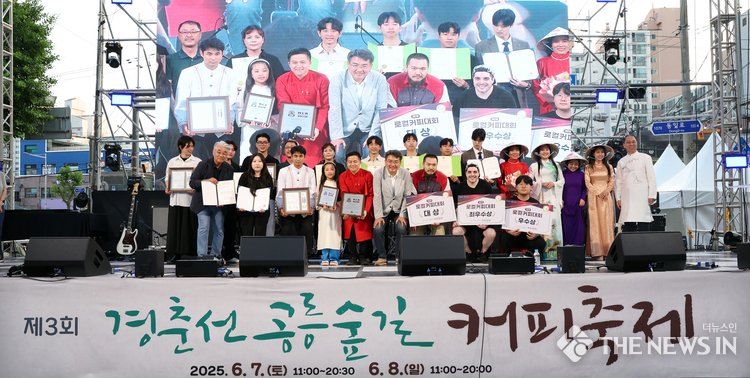 WCC 세계커피챔피언십 대회 수상자들과 기념촬영하는 오승록 노원구청장