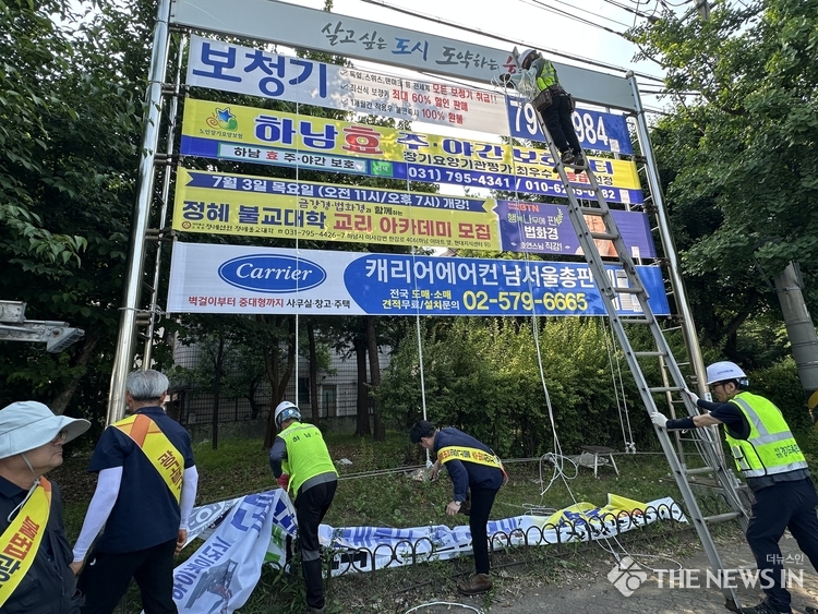 하남시와 하남시 옥외광고협회 관계자들이 현수막 지정 게시대를 점검하며 구조물 상태와 안전 요소를 살펴보고 있다.