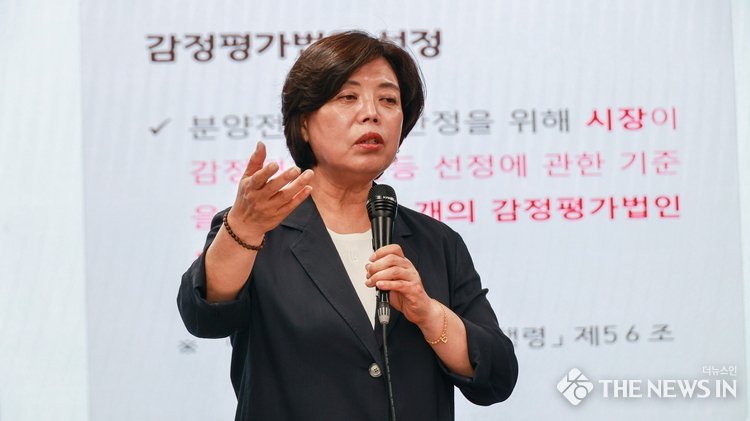 과천그랑레브데시앙 입주민 간담회에서 신계용 과천시장이 조기 분양전환에 대해 설명하고 있다 