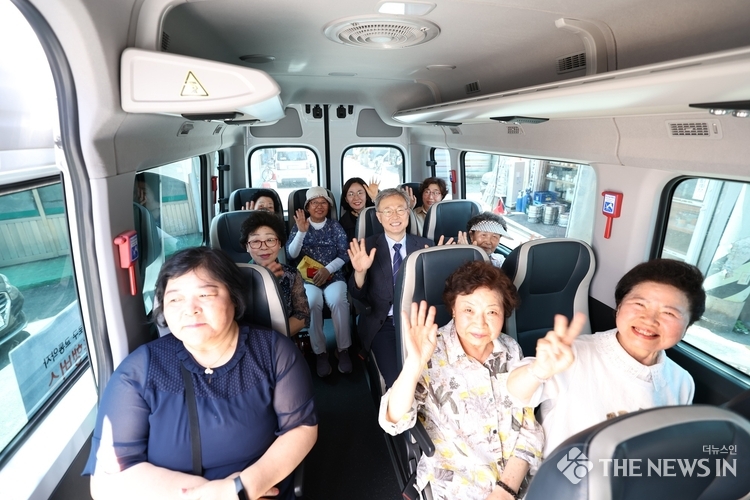 동행버스실내 기념 촬영 (1)