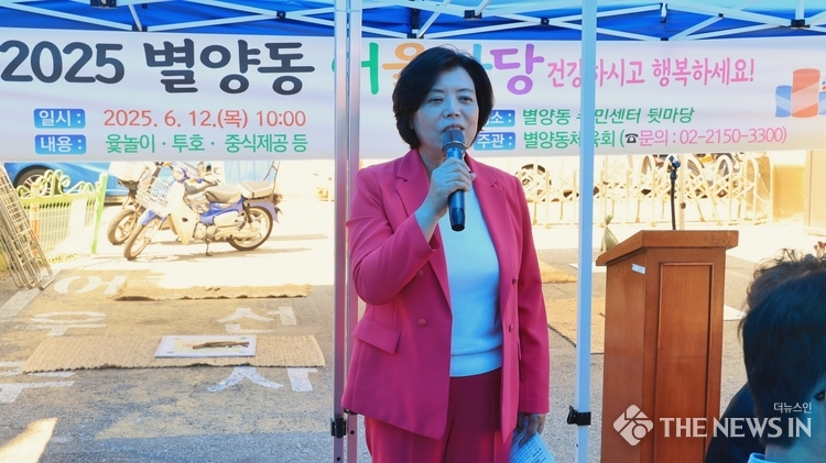 과천시 별양동 어울마당에서 신계용 과천시장이 인사말을 하고 있다