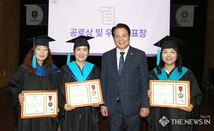 최대호 안양시장(왼쪽에서 세 번째)이 제26기 여성지도자 아카데미 우수 수료자 최윤수, 이순자, 조명옥(차례대로 왼쪽에서 첫 번째, 두 번째, 오른쪽에서 첫 번째) 등과 기념촬영을 했다.