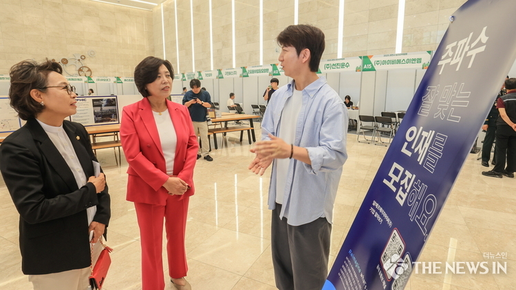 신계용 과천시장이 RFHIC 채용 설명회 담당자와 이야기를 나누고 있다