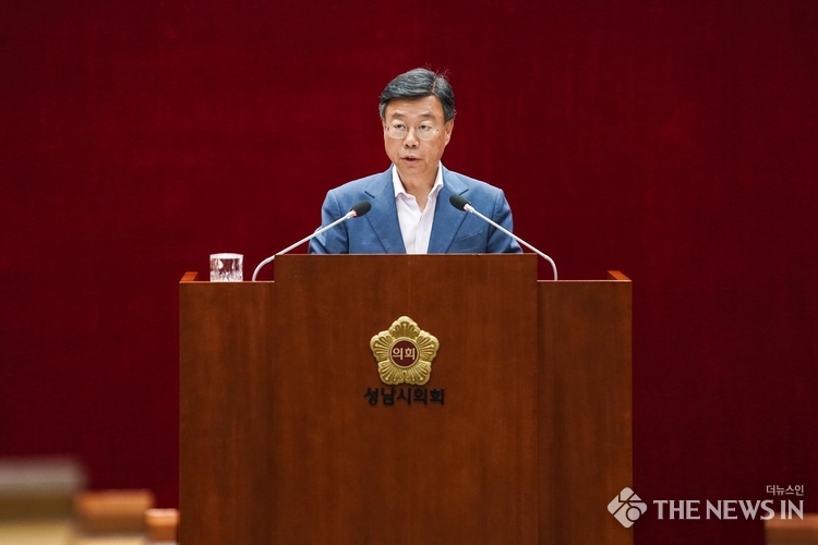 신상진 성남시장은 13일 열린 성남시의회 제1차 정례회 제2차 본회의에서 시정질문에 대한 총괄 답변을 하고 있다