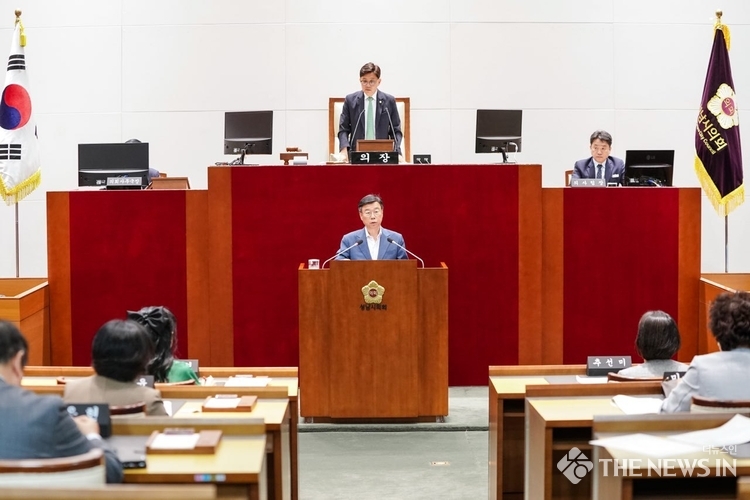 신상진 성남시장은 13일 열린 성남시의회 제1차 정례회 제2차 본회의에서 시정질문에 대한 총괄 답변을 하고 있다