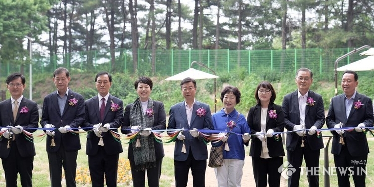 신상진 성남시장이 성남물빛정원 두물길 산책로 개장식에서 주요 내빈들과 함께 테이프 커팅식을 진행하고 있다