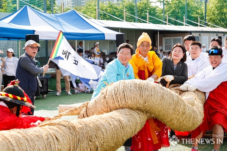 이상일 용인특례시장이 제8회 독바위 민속줄다리기 한마음 축제에 경기에 참여했다.