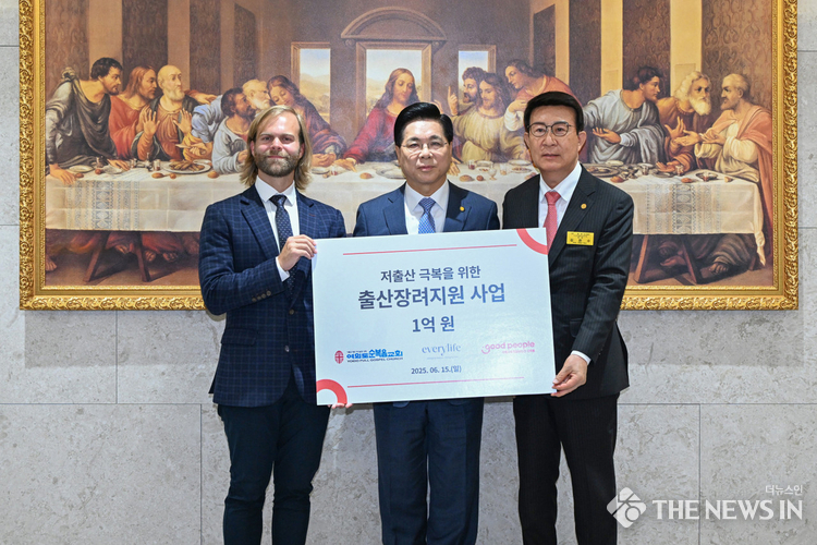 사진: 굿피플은 여의도순복음교회, 에브리라이프와 함께 저출산 극복을 위한 출산장려사업을 진행한다. (왼쪽부터 마이클 자이퍼트 에브리라이프 대표, 이영훈 여의도순복음교회 담임목사, 김천수 굿피플 회장) 출처: 굿피플