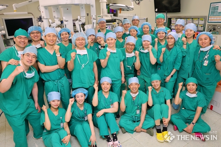 서울아산병원 대장암센터 대장항문외과가 대장암 로봇수술 3,000례를 기록했다. 사진은 관련 의료진이 기념사진을 촬영하고 있는 모습