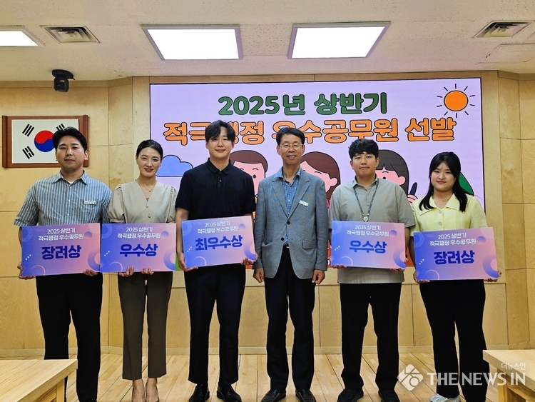 17일 하남시청 상황실에서 열린 ‘2025년 상반기 적극행정 우수공무원 선발’ 행사 후, 수상자들이 황학용 부시장과 함께 기념촬영을 하고 있다.