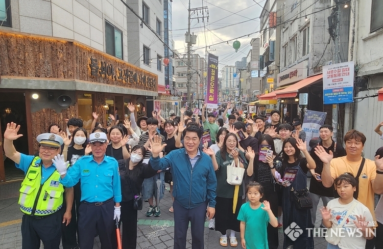 샤로수길 일대 개최된 _청춘오락실_에서 주민들과 소통하는 박준희 관악구청장