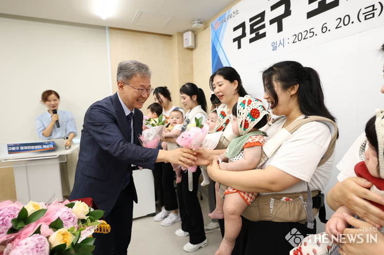구로구 모자건강센터 개소식에서 장인홍 구로구청장이 꽃다발을 전달하고 있다