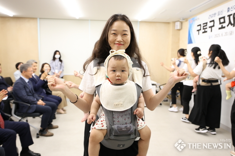 구로구 모자건강센터 개소식에서 엄마와 아기가 축하공연을 하고 있다 