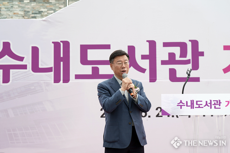 수내도서관 개관식에서 기념사를 전하는 신상진 성남시장