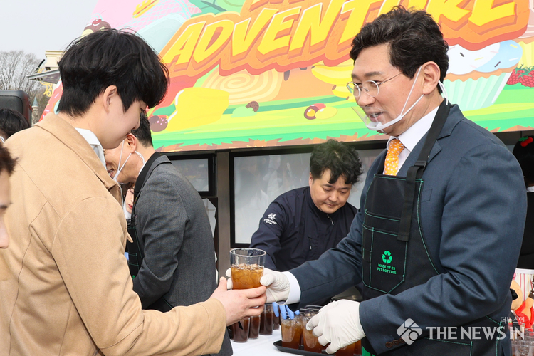  이상일 용인특례시장이 지난 3월 25일 에버랜드에서 다회용기 사용 확대를 위한 캠페인에 참여했다