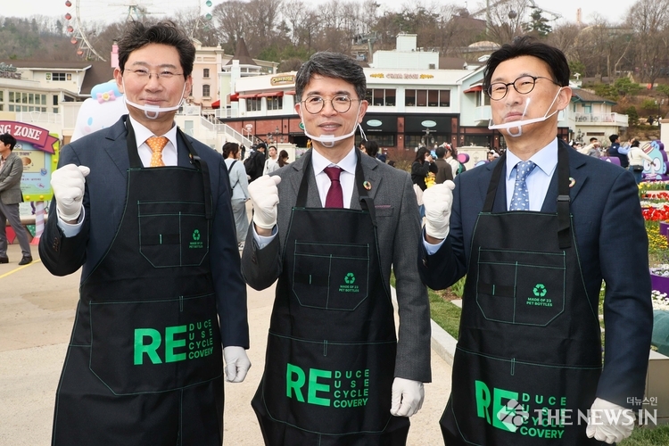 이상일 용인특례시장(왼쪽)은 김완섭 환경부장관(가운데)과 정해린 삼성물산 리조트 부문 대표와 함께 3월 25일 에버랜드에서 다회용기 사용 확대 캠페인에 참여했다