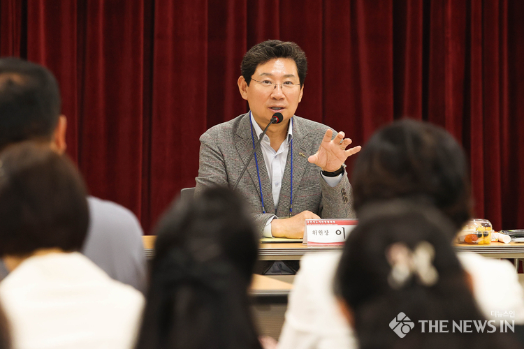 이상일 용인특례시장은 24일 2025년 노사민정협의회 워크숍에 초대받아 용인시 노사민정협의회 위원들과 간담회를 가졌다