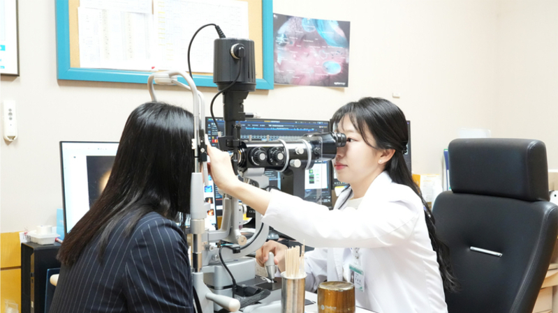 백내장, 더 이상 노인성 질환 아니다…40~50대 수술 환자 급증