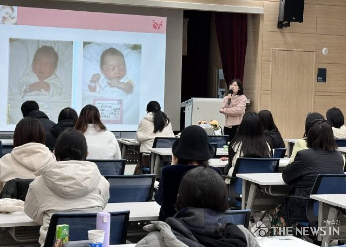 지난 2월 「모유 수유 클리닉」에 참여한 산모들이 전문가 이론 수업을 수강하고 있다.