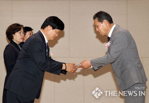 (2024. 4. 24. / 밀양시청 대강당) 박정규 신임 회장이 김태석 이임 회장에게 공로패를 전달하고 있다.