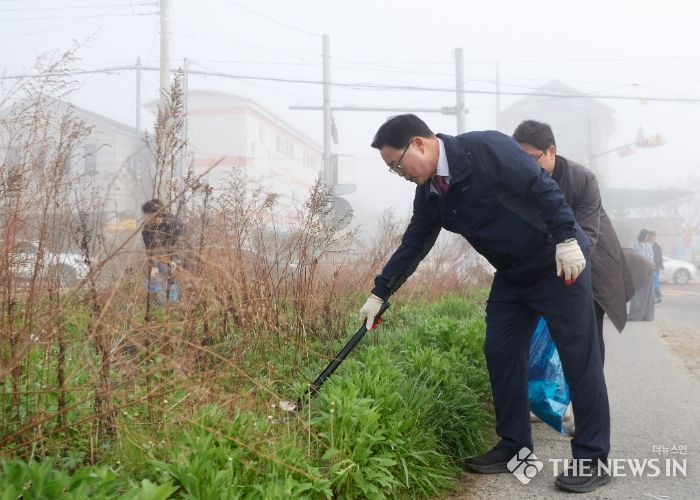 강수현 양주시장, ‘2024년 백석읍 시민참여 봄맞이 대청소 및 꽃심기 행사’ 동참ⵈ‘구슬땀’