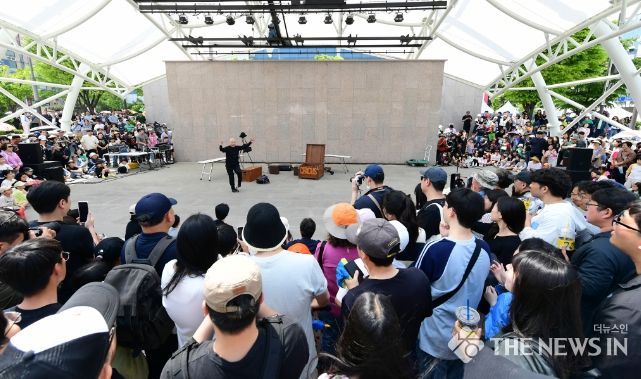 지난 4일 개막한 안산국제거리극축제 현장인 안산문화광장에서 시민들이 자유롭게 즐길 수 있는 다채로운 공연이 한창 펼쳐지고 있다